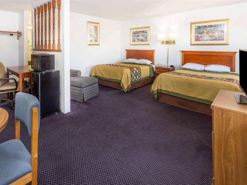 ซูเปอร์ 8 บาย วินด์แฮม พอนทีแอก Hotel Pontiac ภายนอก รูปภาพ