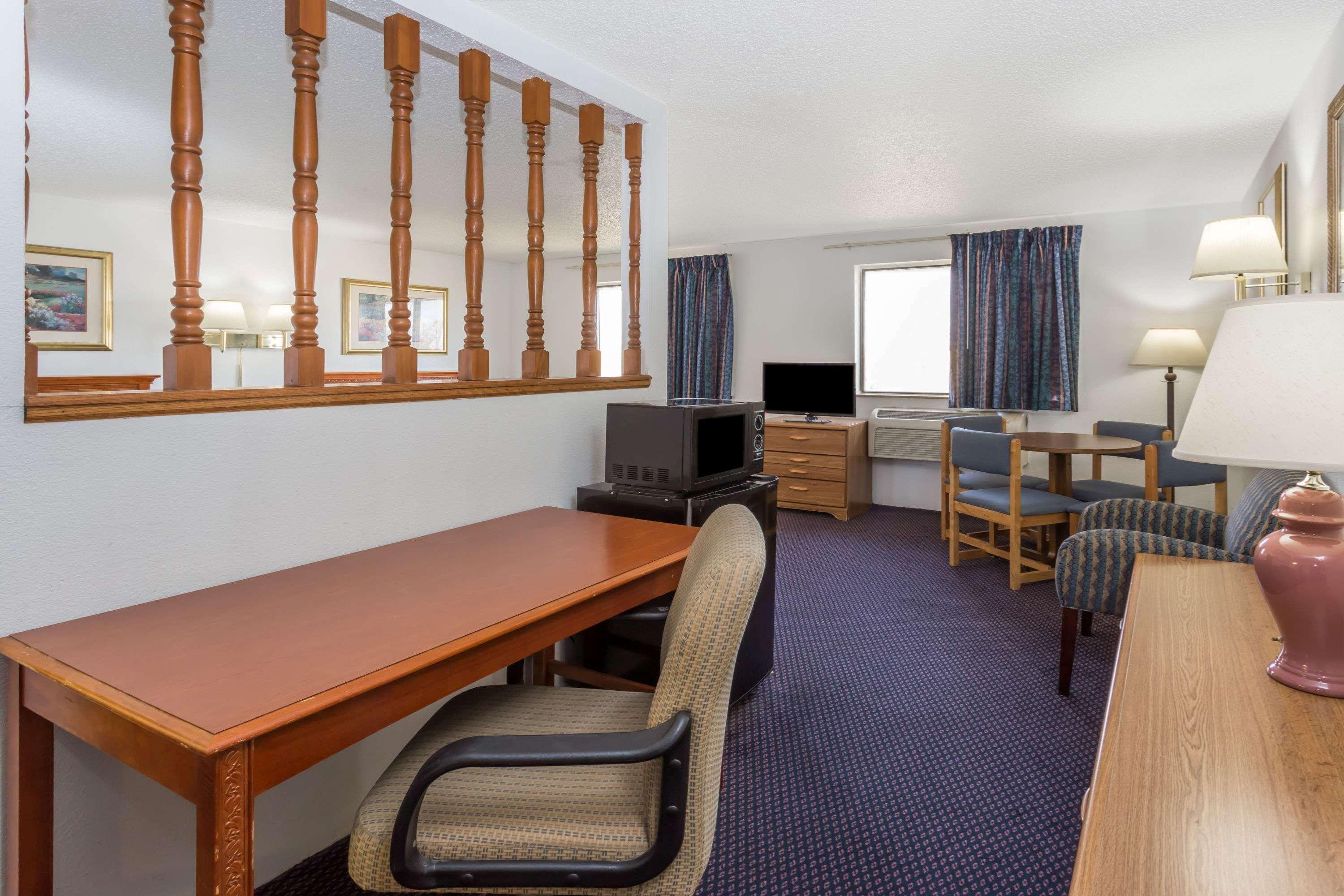 ซูเปอร์ 8 บาย วินด์แฮม พอนทีแอก Hotel Pontiac ภายนอก รูปภาพ
